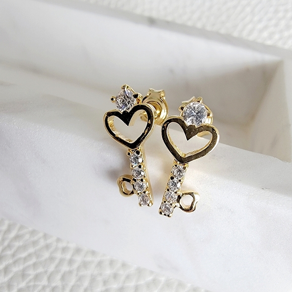 Heart key rhinestone stud earrings - Picture 1 of 8